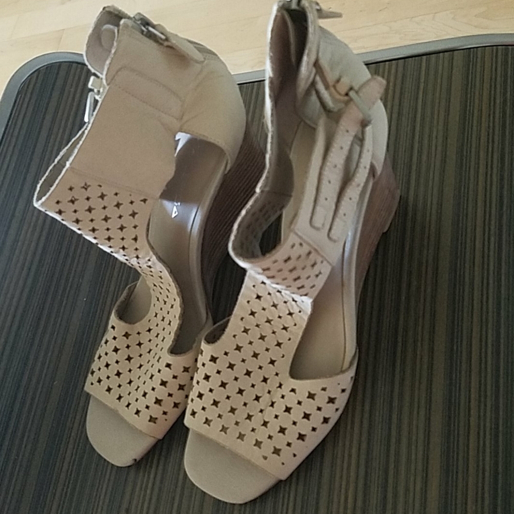 Beige leather sandal with wedge heel and zipper.